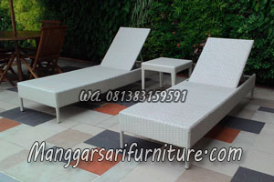 Kursi Lounger rotan sintetis