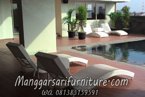 Kursi lounger rotan sintetis